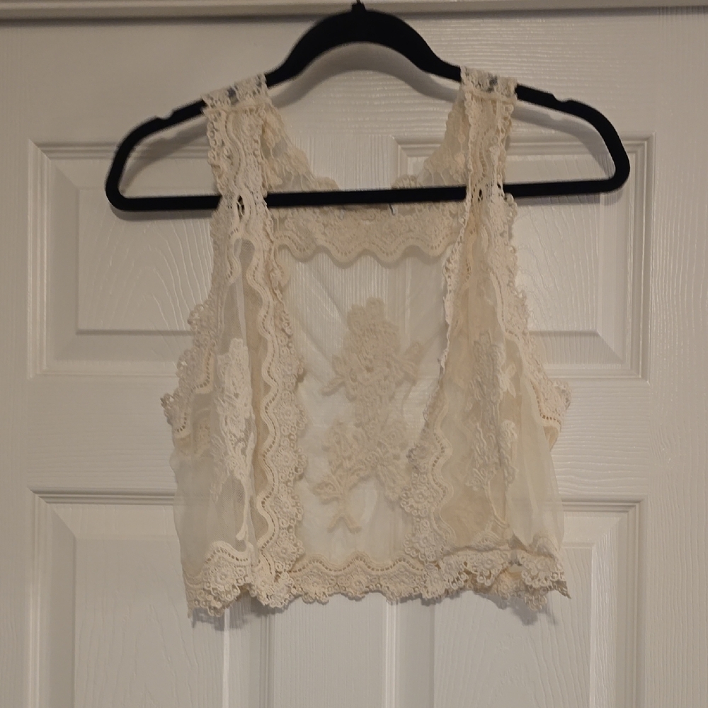 Chic Lace Crop Top in Cream